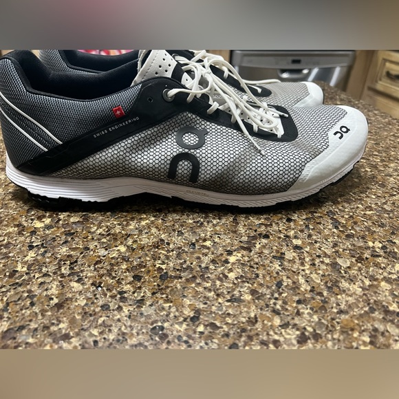 On Running Shoes Mens On Cloud Cloudflow Blackwhite Size 3great